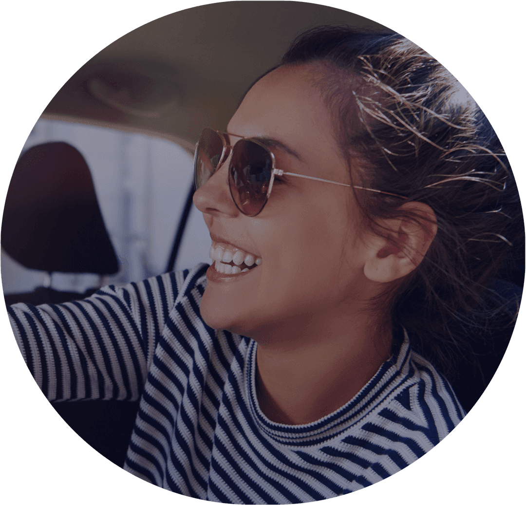 Två personer skakar hand framför en bil